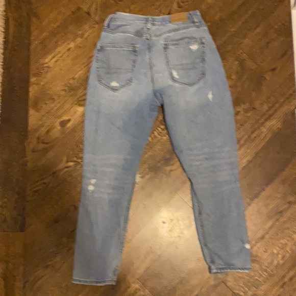 Women’s American eagle light ripped jeans - Picture 2 of 2